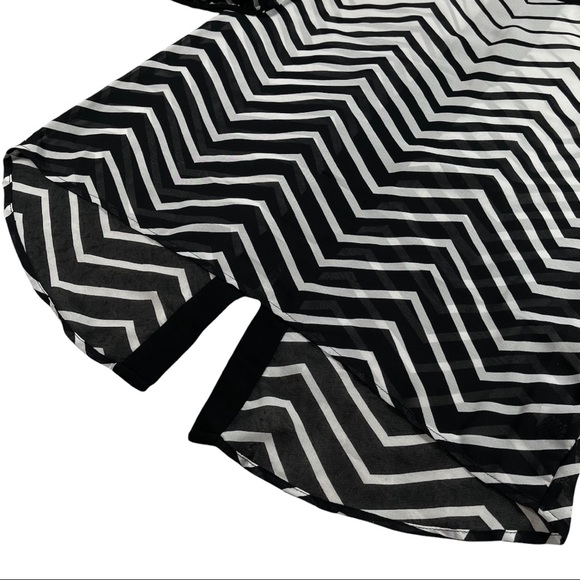 iZ Byer 📌 size small black white chevron sheer 3/4 sleeve scoop neck curved hem - Picture 6 of 16